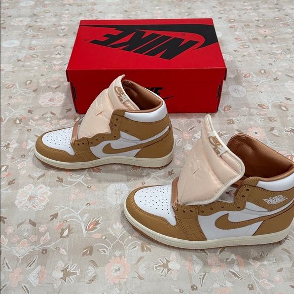 Nike Air Jordan 1 Retro High OG - Picture 7 of 8